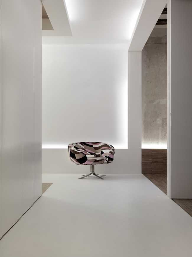 detalle silla diseño y pared blanca
