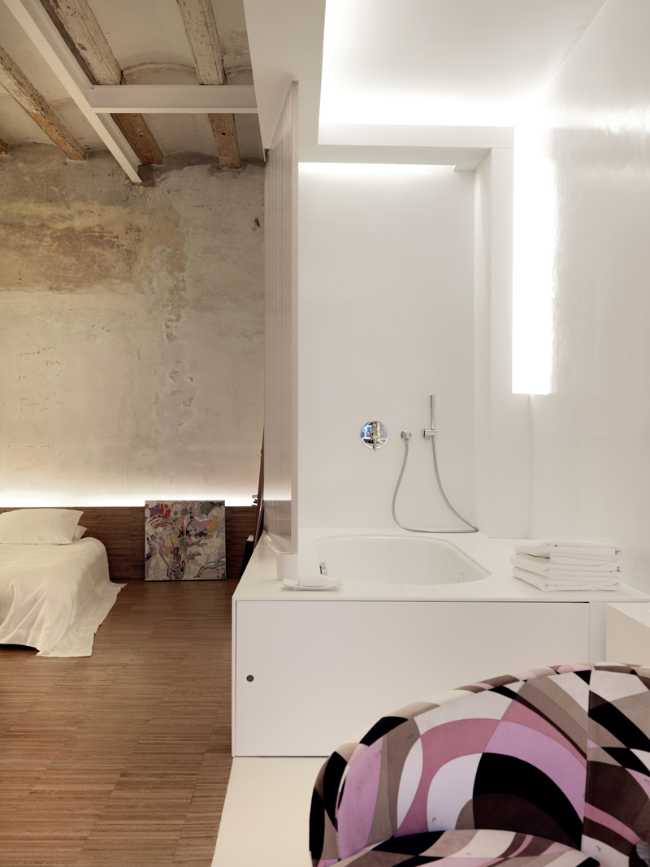 bañera en el dormitorio