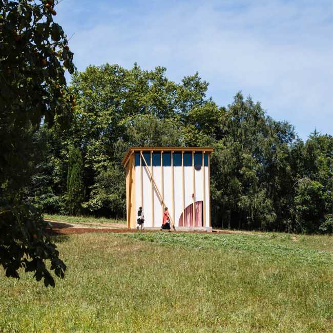 Wooden pavilion that combines seriousness and playfulness