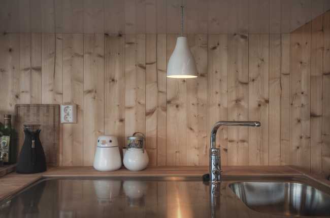 Cucina di un cottage in legno