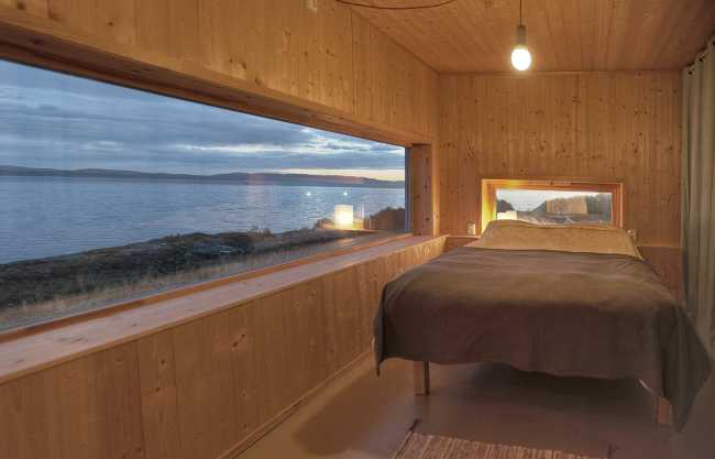 Camera da letto in un cottage con vista sulla natura