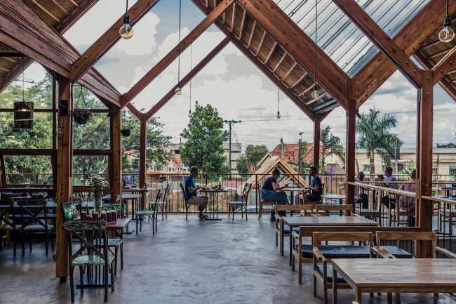 Restaurant, cafes and small shops