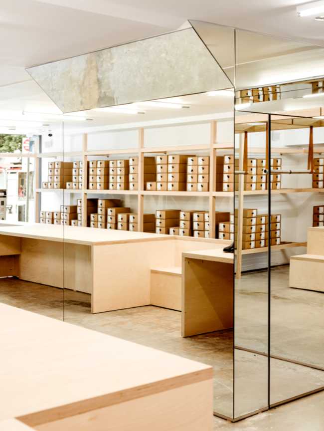 Tienda de acero, madera y superficies reflectantes