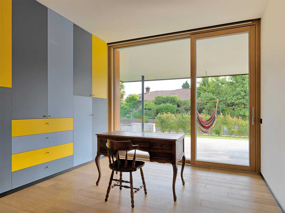 Villa dai colori decisi e dalle forme moderne