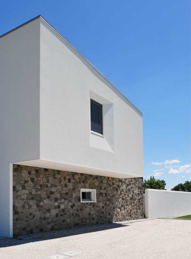 Villa bianca con basamento in pietra