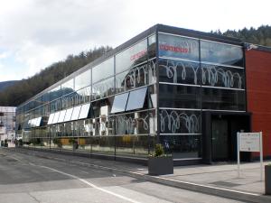 Facciata palestra vetrata con pellicole decorative Serisolar