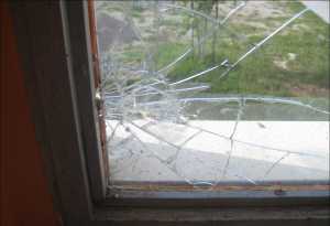 Broken glass behavior with safety film