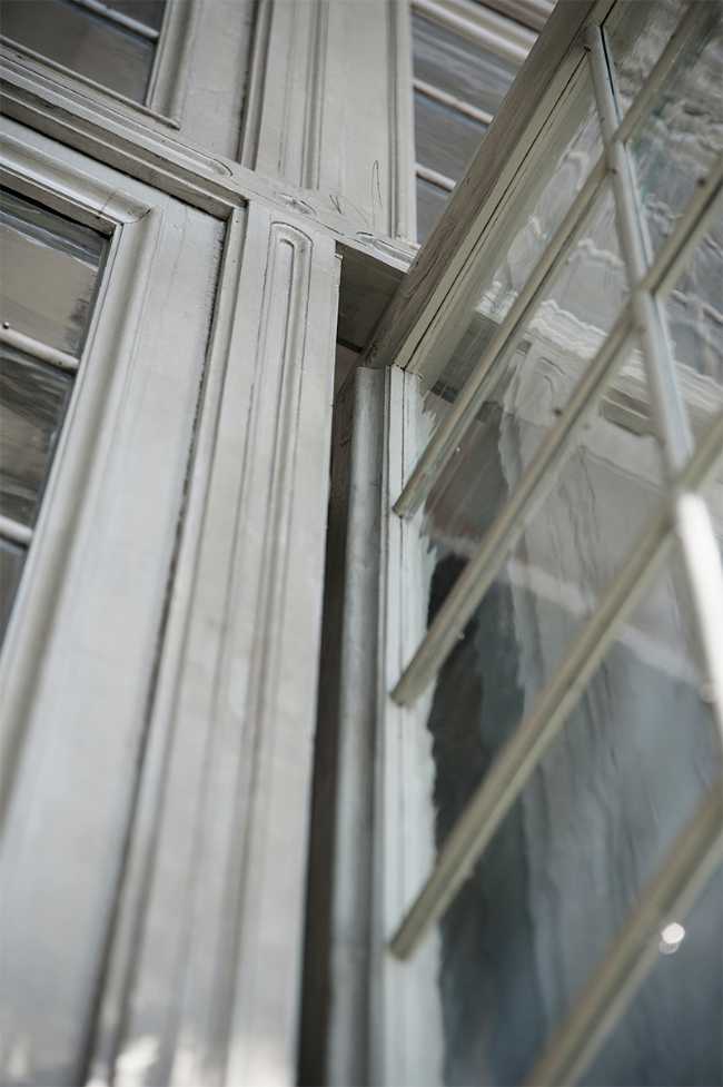 Antiche porte a vetri con cerniere pivot