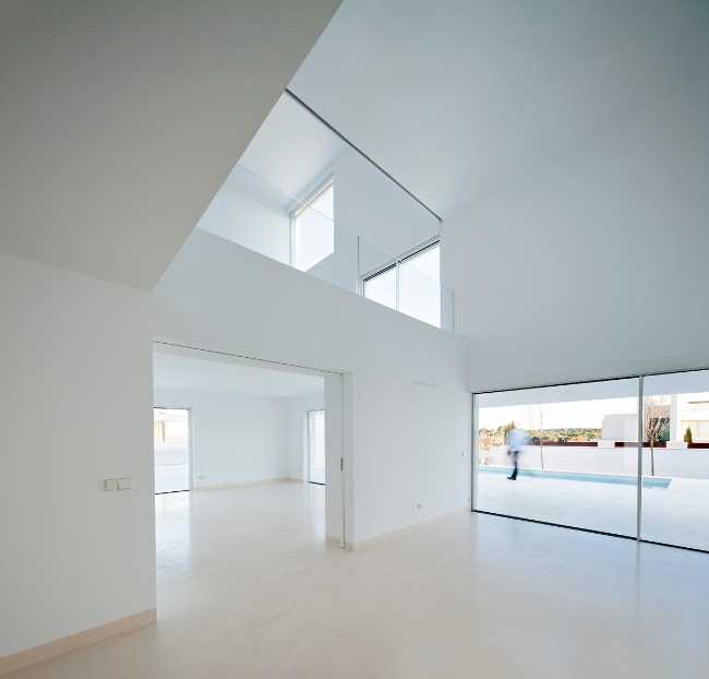 Interni bianchi e trasparenti in una villa a Madrid