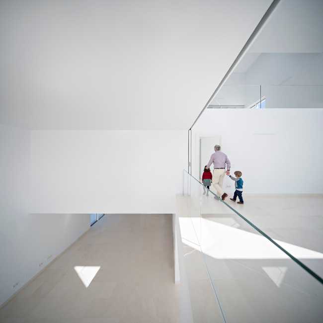 Villa con interni bianchi e trasparenti