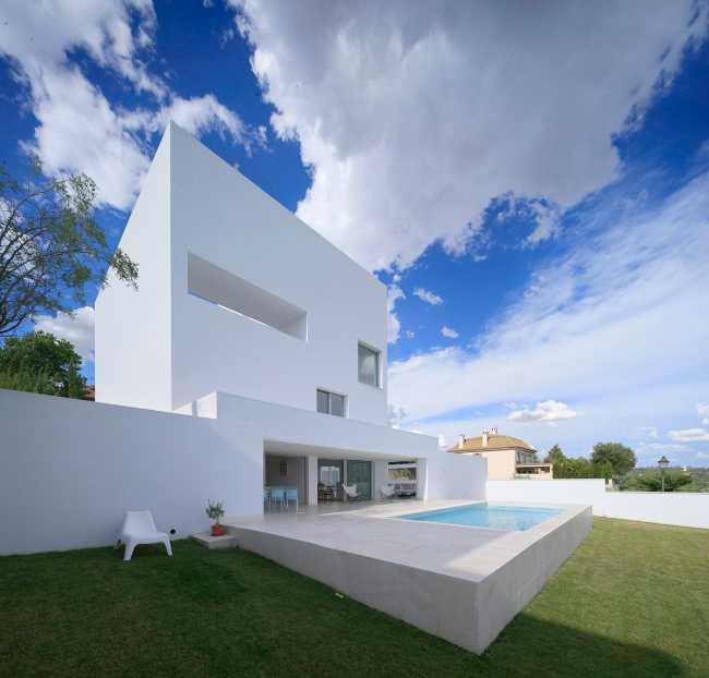 Villa bianca in verticale con piscina