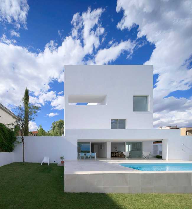 Villa con piscina con superfici continue trasparenti