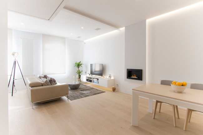 Soggiorno in colori bianco e legno