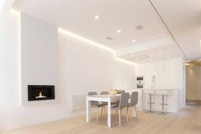 Soggiorno luminoso bianco