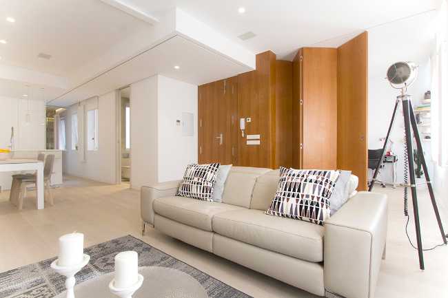 Soggiorno ristrutturato con una palette di colori limitata