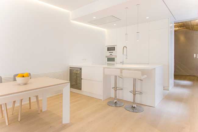 Cucina e soggiorno in bianco e legno