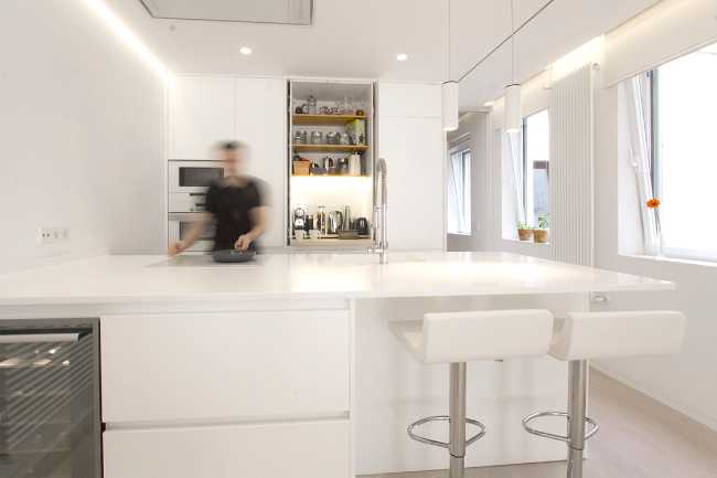 Cucina organizzata attorno ad una penisola