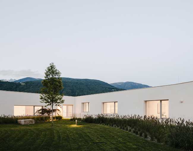 Sober continuous wall for music school