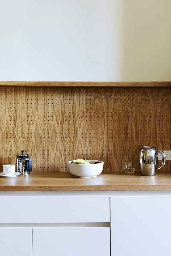 Bianco e legno per un ufficio ridisegnato