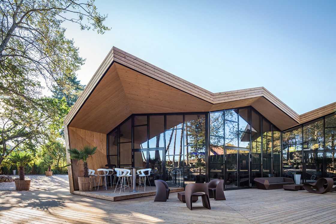 restaurante de vidrio de madera