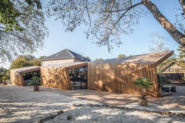 Restaurante contemporáneo de madera