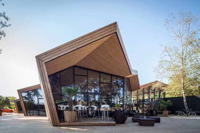 restaurante con techo de madera y ventanas