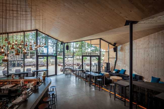 interior de un restaurante de madera y vidriera