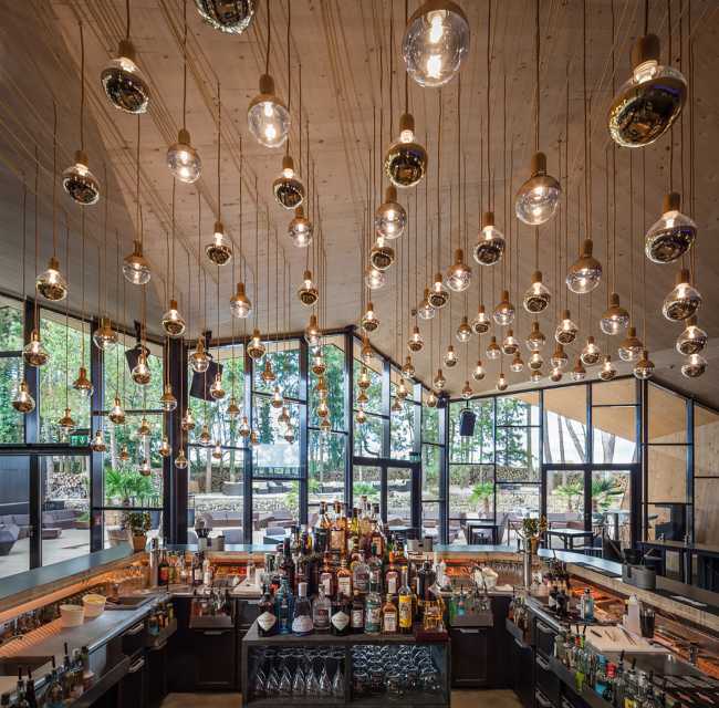 interior de un restaurante de madera y luces colgantes