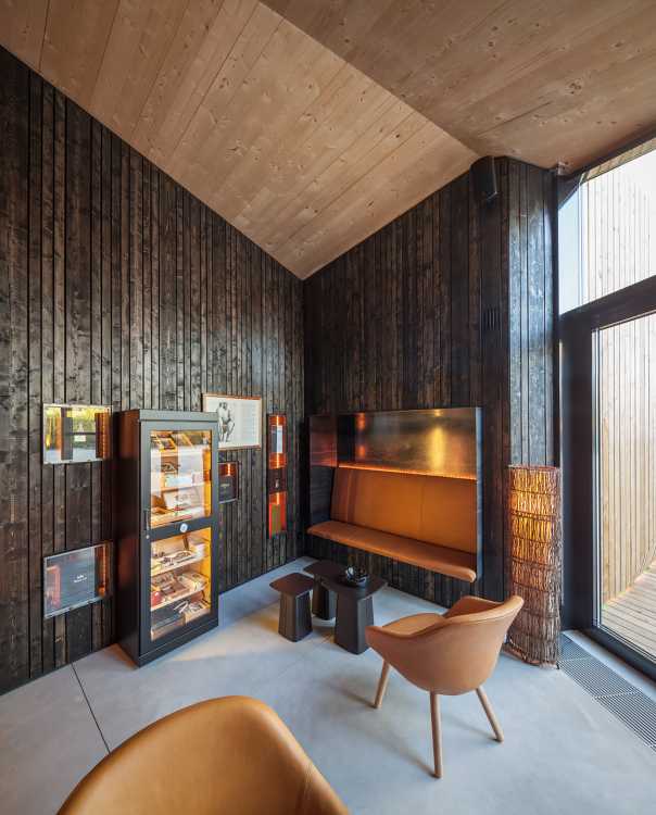 interior de madera y asientos de cuero