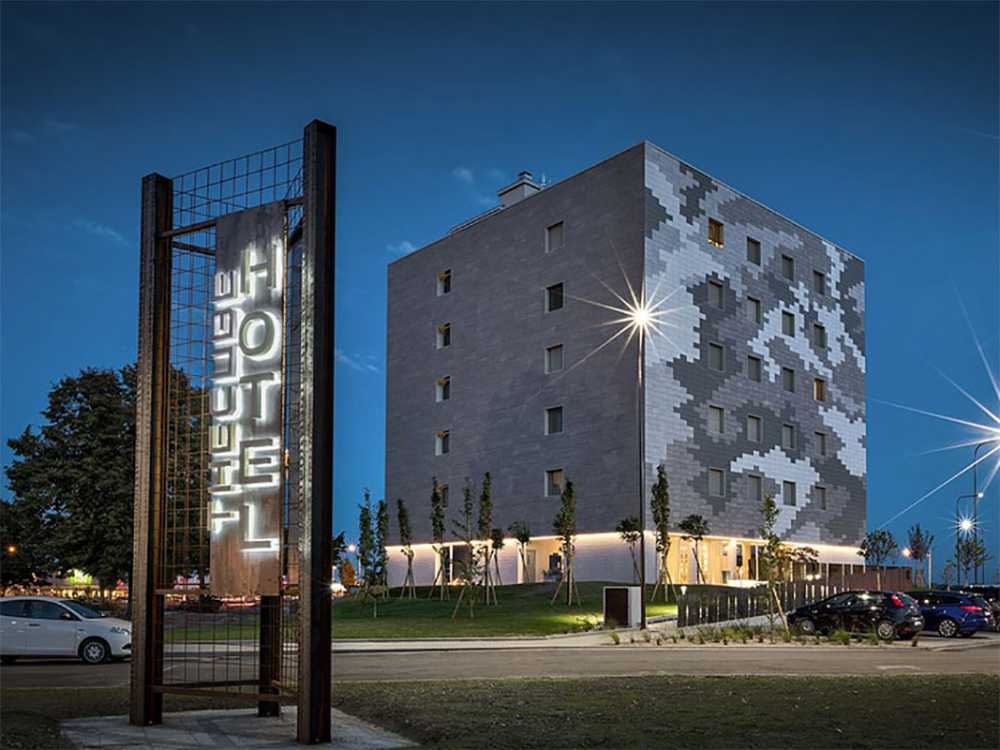 Hotel The Cube Fidenza realizzato in collaborazione con Poliespanso