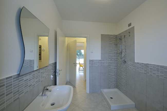 Interno bagno con piastrelle strette e lunghe