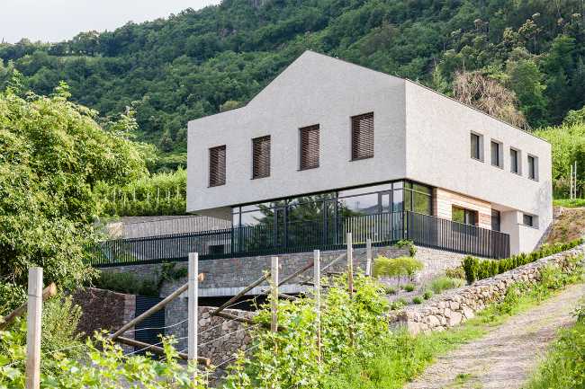 Villa a Lana con serramenti Optiwin Purista