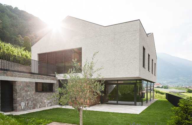 Villa a Lana con serramenti Optiwin Purista