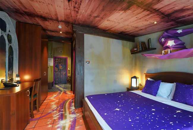 Stanza Gardaland Magic Hotel con porte personalizzate San.Co