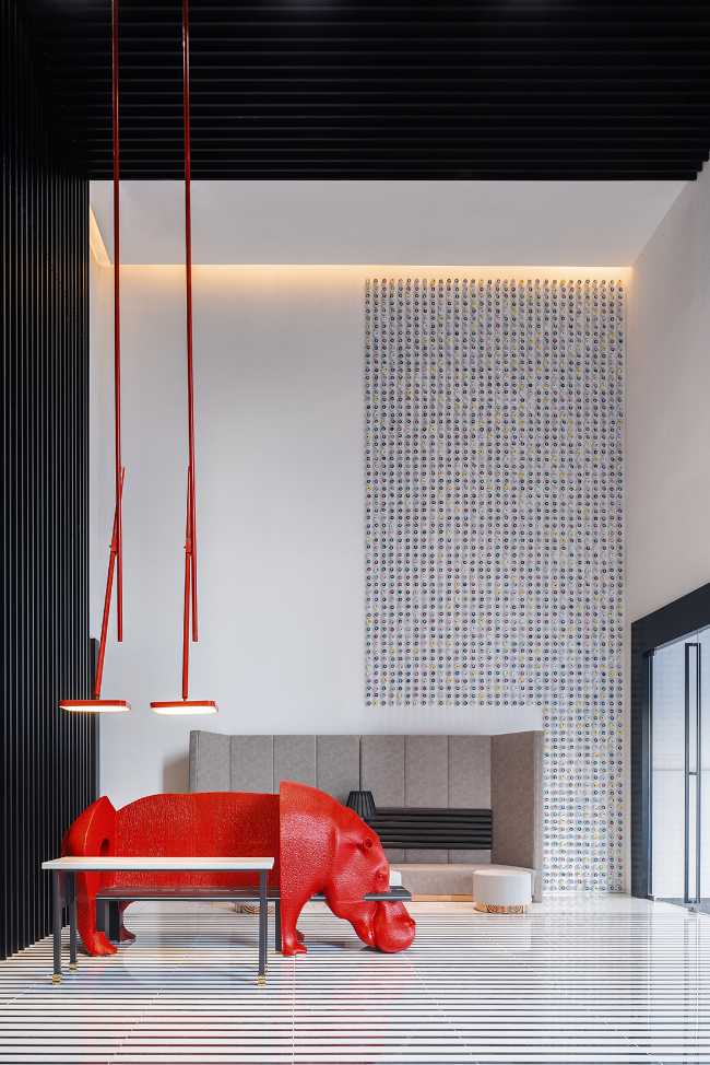 hotel cina ingresso minimal rinoceronte rosso finiture bianco nero