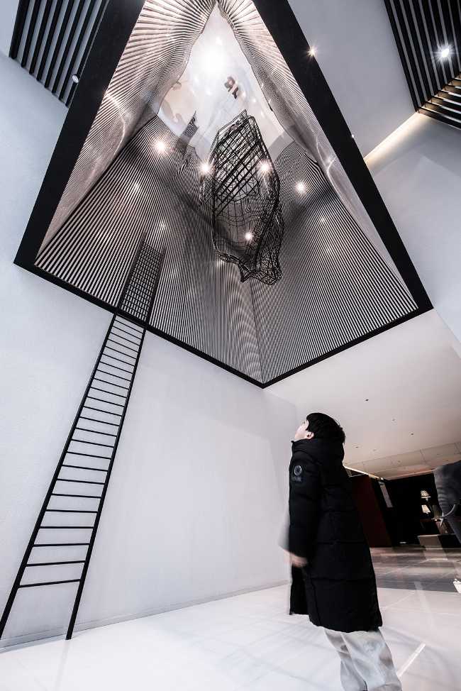 hotel cina ingresso minimal finiture bianco nero scala