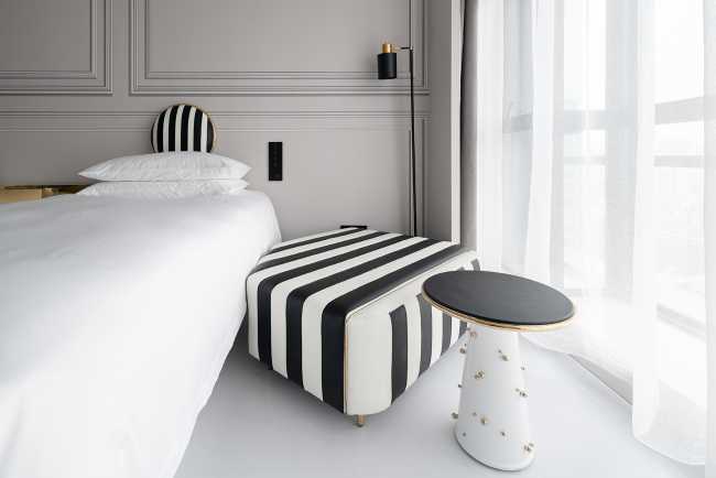 hotel cina ingresso minimal finiture bianco nero scala camera da letto