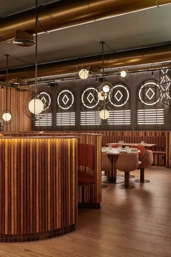 Valencia restaurant Art Nouveau lighting