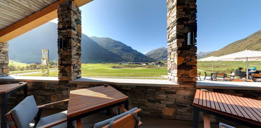 Swiss Golf Club House con muri in pietra ricostruita Geopietra