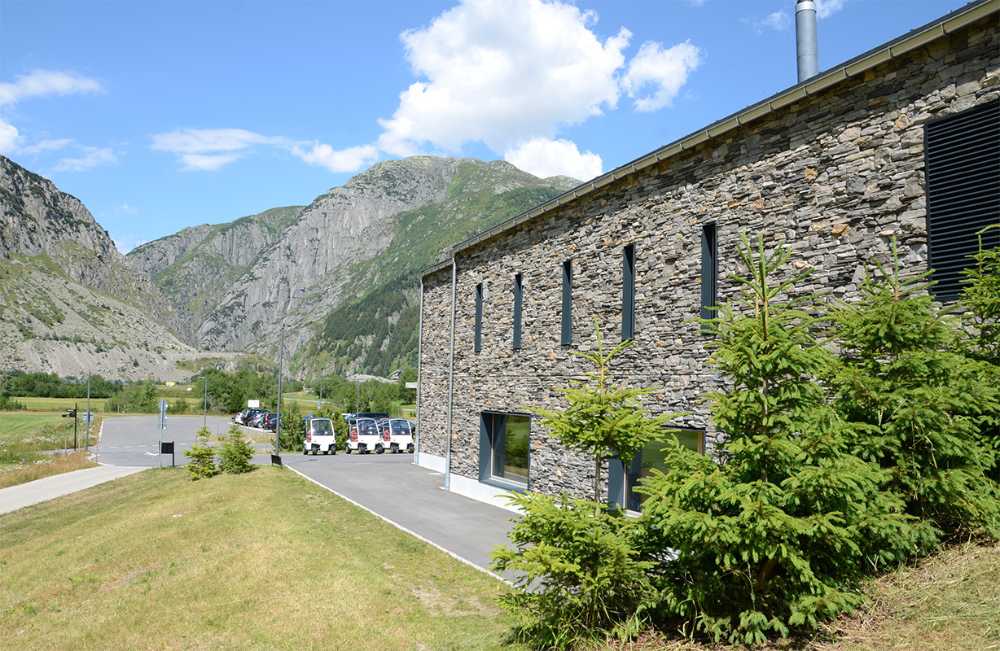 Swiss Golf Club House con muri in pietra ricostruita Geopietra