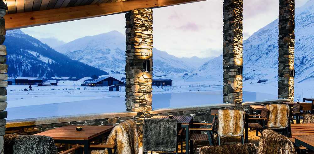 Swiss Golf Club House con muri in pietra ricostruita Geopietra