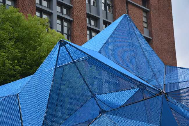 struttura metallo e corda blu