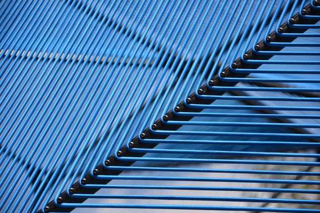 struttura metallo e corda palco blu