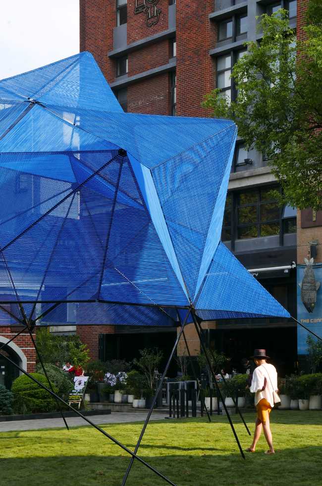 struttura metallo e corda blu installazione