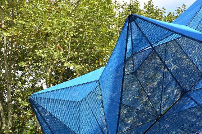 struttura metallo e corda blu per installazione giardino