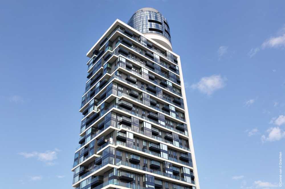 Torre Henninger di Francoforte con elementi vetrati Wicona
