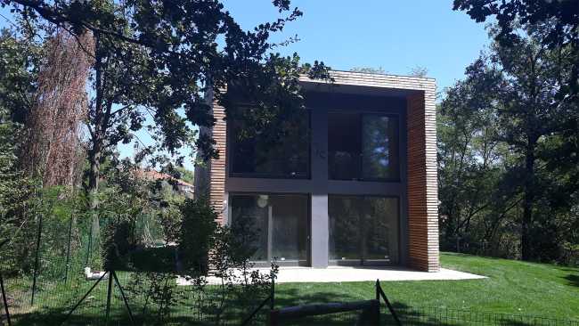 Villa dans la forêt en Piémont. Une architecture qui se fond dans la nature
