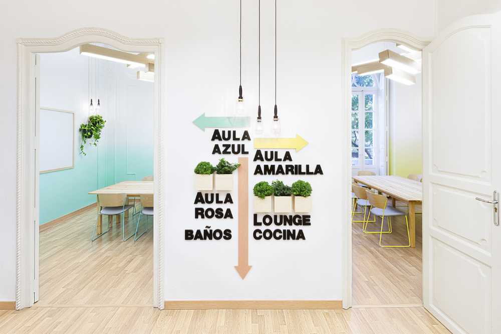 Escuela de idiomas con interior de madera