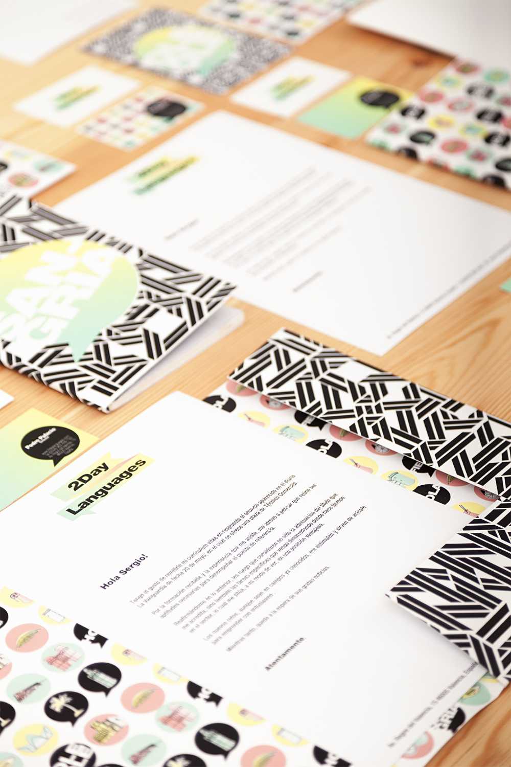 Escuela de idiomas con interior de madera