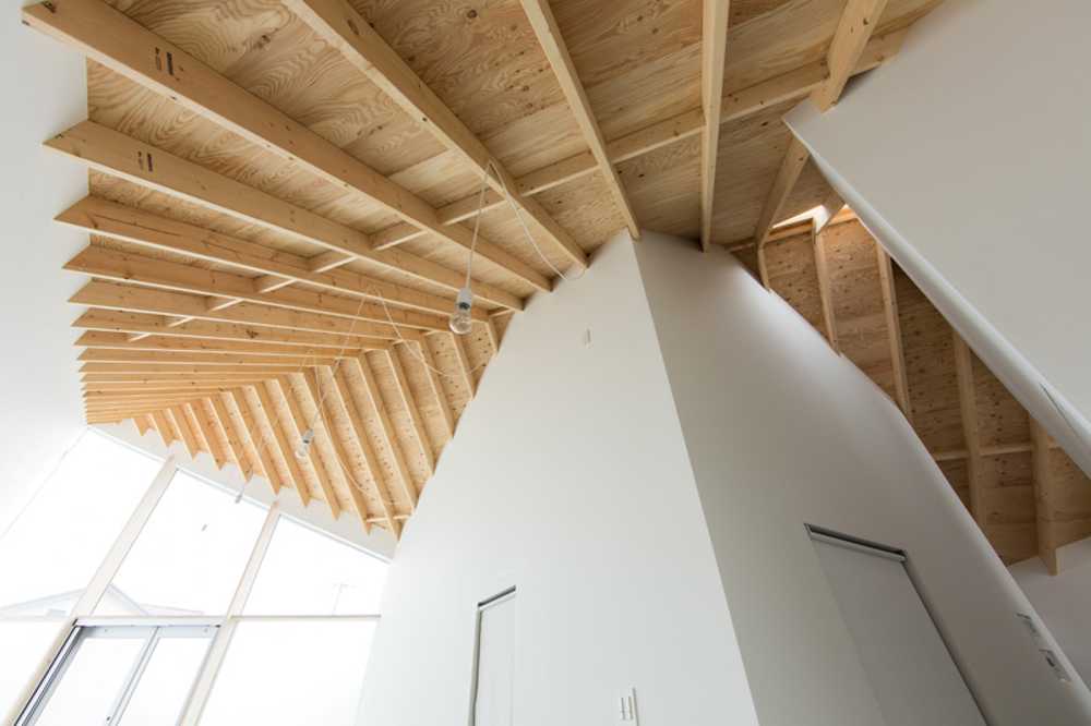 Interno atelier con tetto in legno